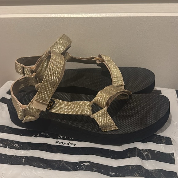 Rare Golden Teva Sandals Size 11. - Picture 4 of 4